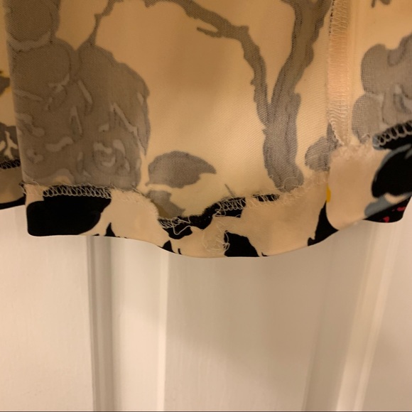 Diane Von FURSTENBERG blouse. - Picture 7 of 7